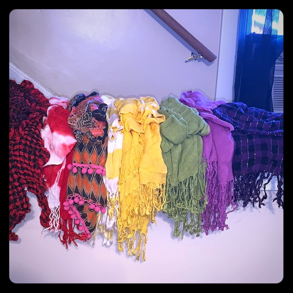 Lot of 8 open fashion scarves.